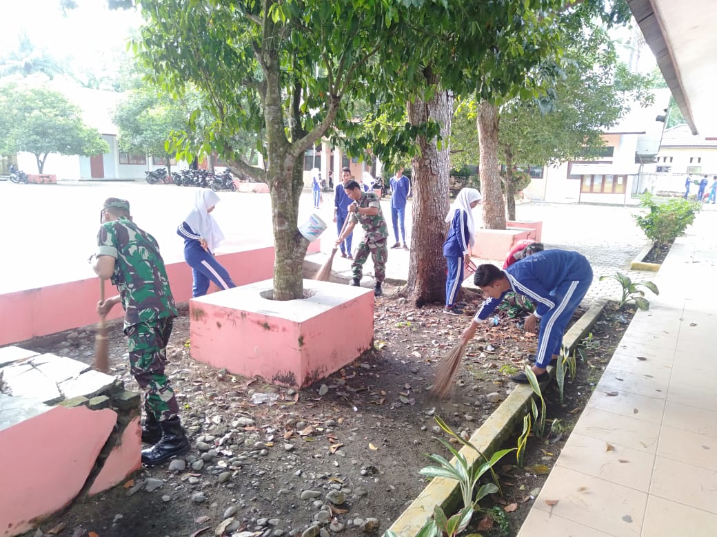 Tanamkan Budaya Bersih, Babinsa Glumpang Baro Ajak Siswa-Siswi Laksanakan Karya Bhakti