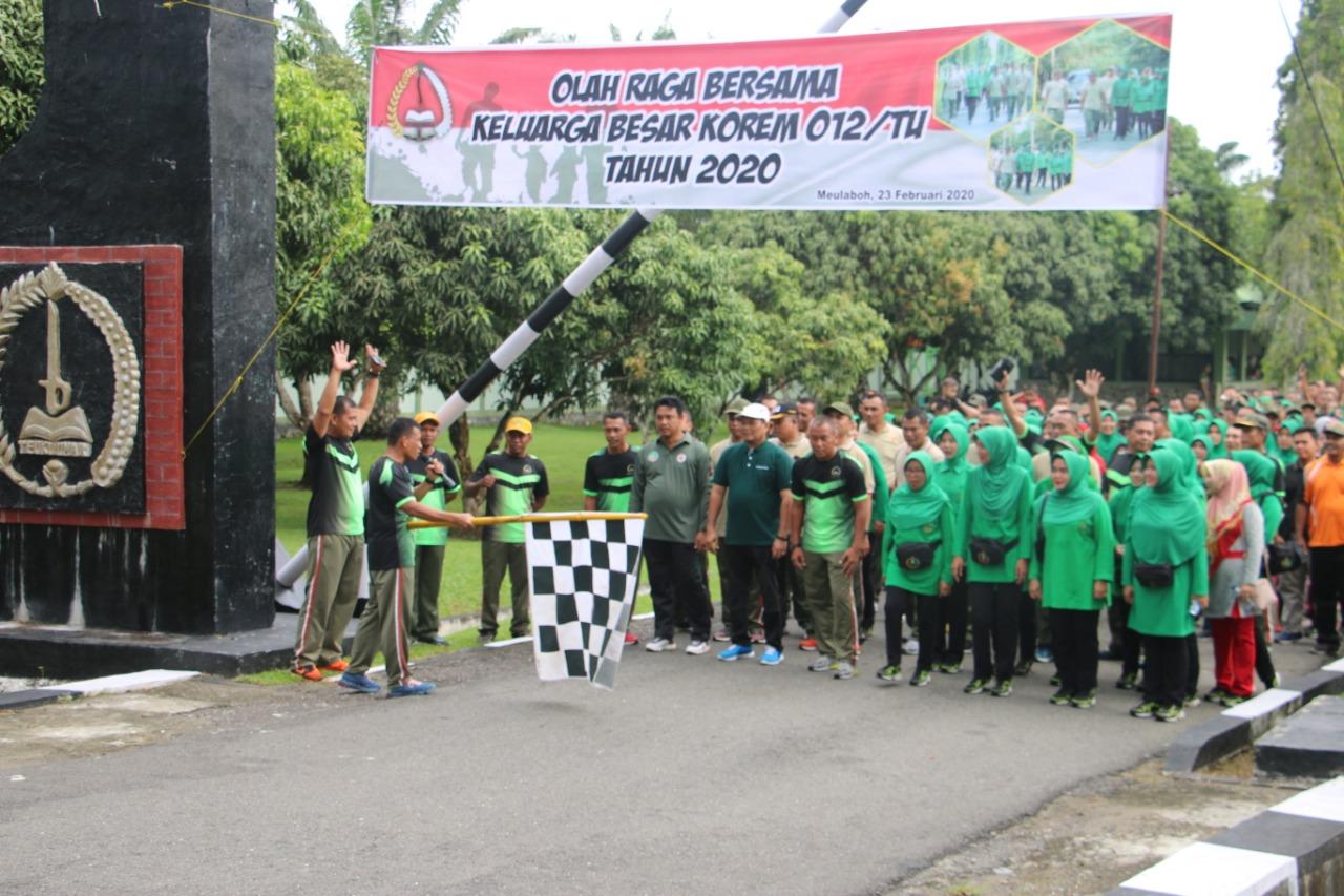 Danrem 012/TU Olah Raga Bersama Dengan Keluarga Besar Korem 012/TU