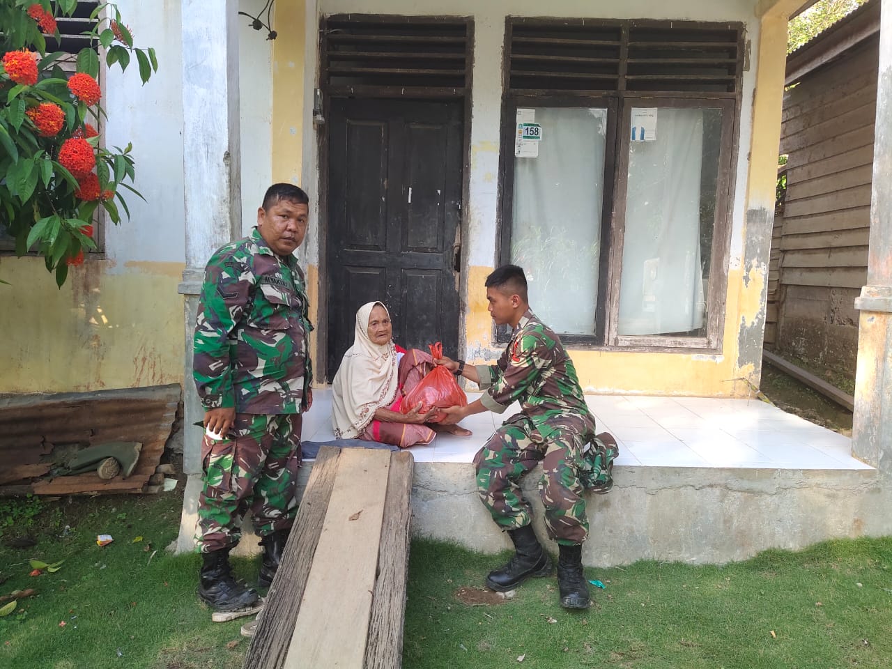Nenek Sani Terharu Terima Sembako dari Satgas TMMD ke 107 Kodim Aceh Jaya