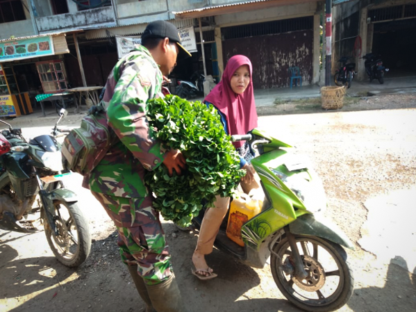 Sigap, Personel TMMD Kodim 0104/Atim Bantu Belanja Sembako