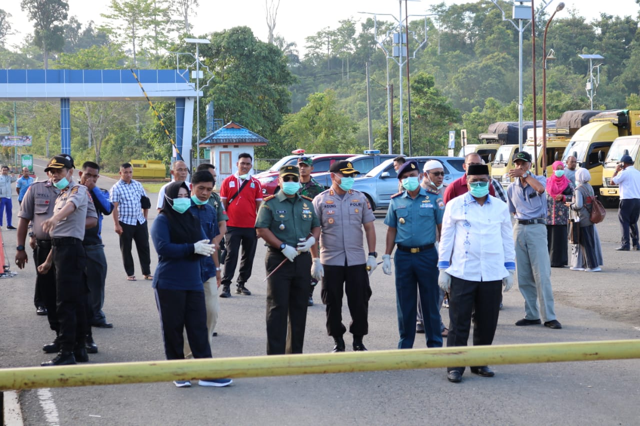 Dandim 0115/Simeulue bersama Unsur Forkopimda Tinjau Penyemprotan Disinfektan dan Pengecekan Suhu Tubuh Penumpang Kapal