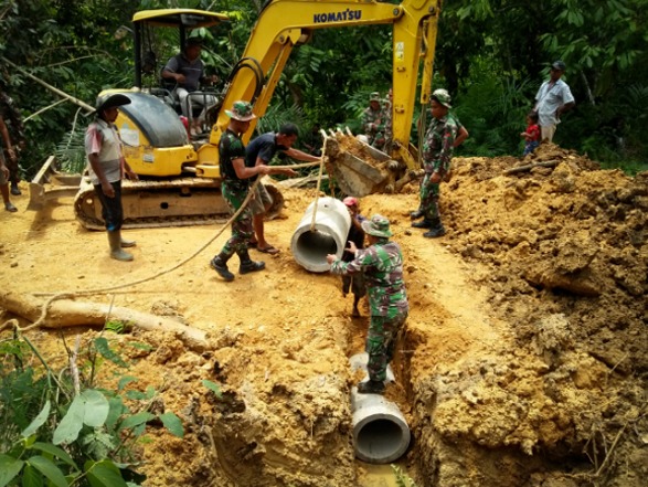 Atasi Genangan Banjir, Kodim 0104/Atim Bangun Drainase