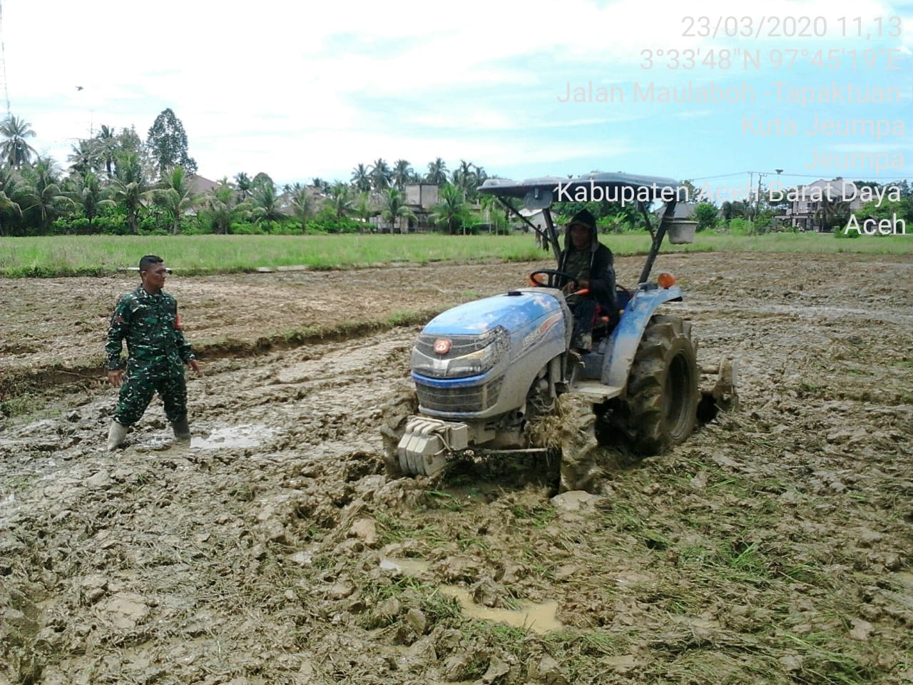 Babinsa Dampingi Petani Menggarap Sawah