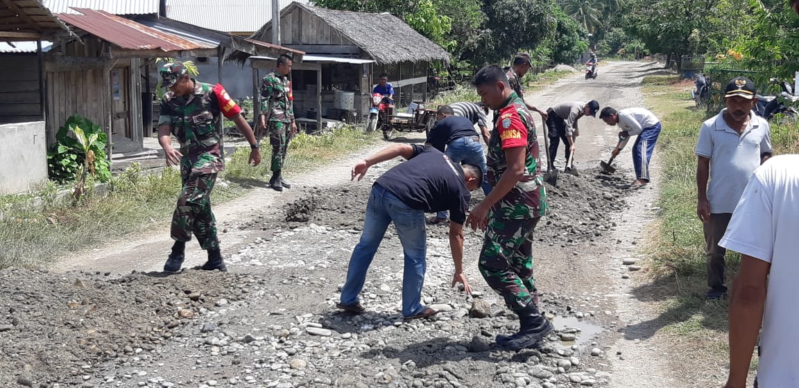 Personel Koramil 13/Kluet Timur Gotong Royong Timbun Jalan Berlubang