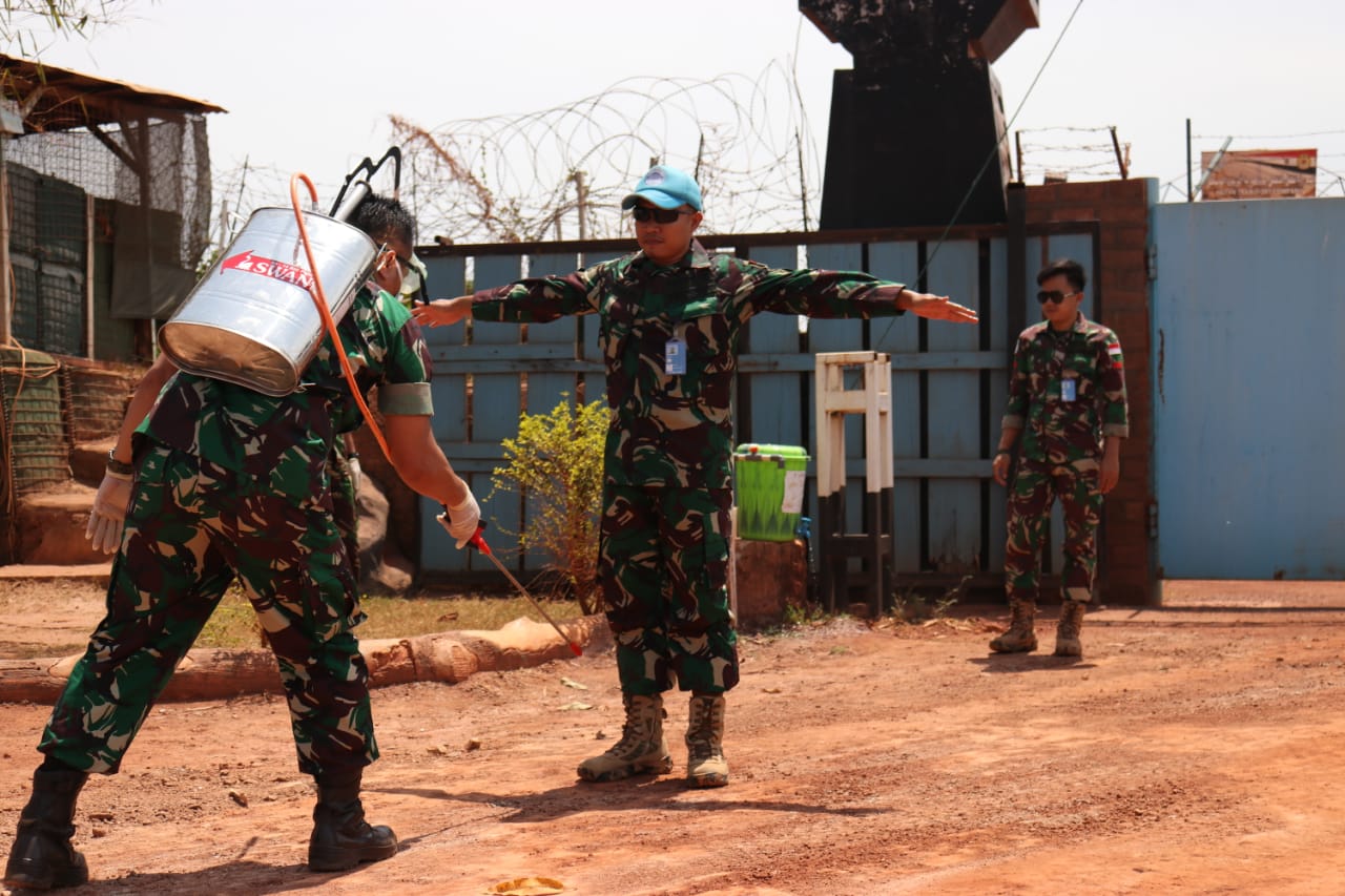 Cegah Penyebaran Covid-19, Satgas Kizi TNI Sterilisasi Pangkalan di Afrika Tengah