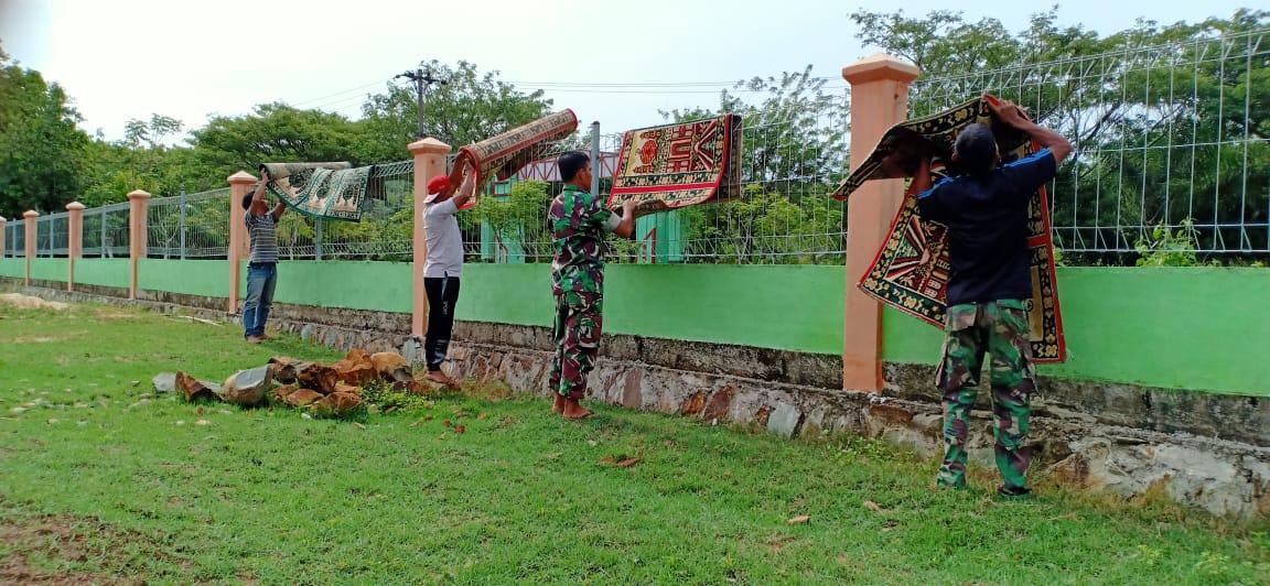 Cegah Pemedik Corona, TNI dan Warga Bersihkan Tempat Ibadah