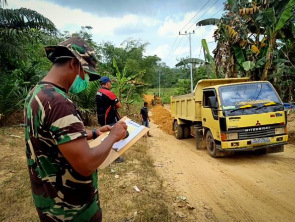 Pembangunan Jalan Pada Pra TMMD Ke-107 Kodim 0104/Atim, Mulai Tahap Penimbunan