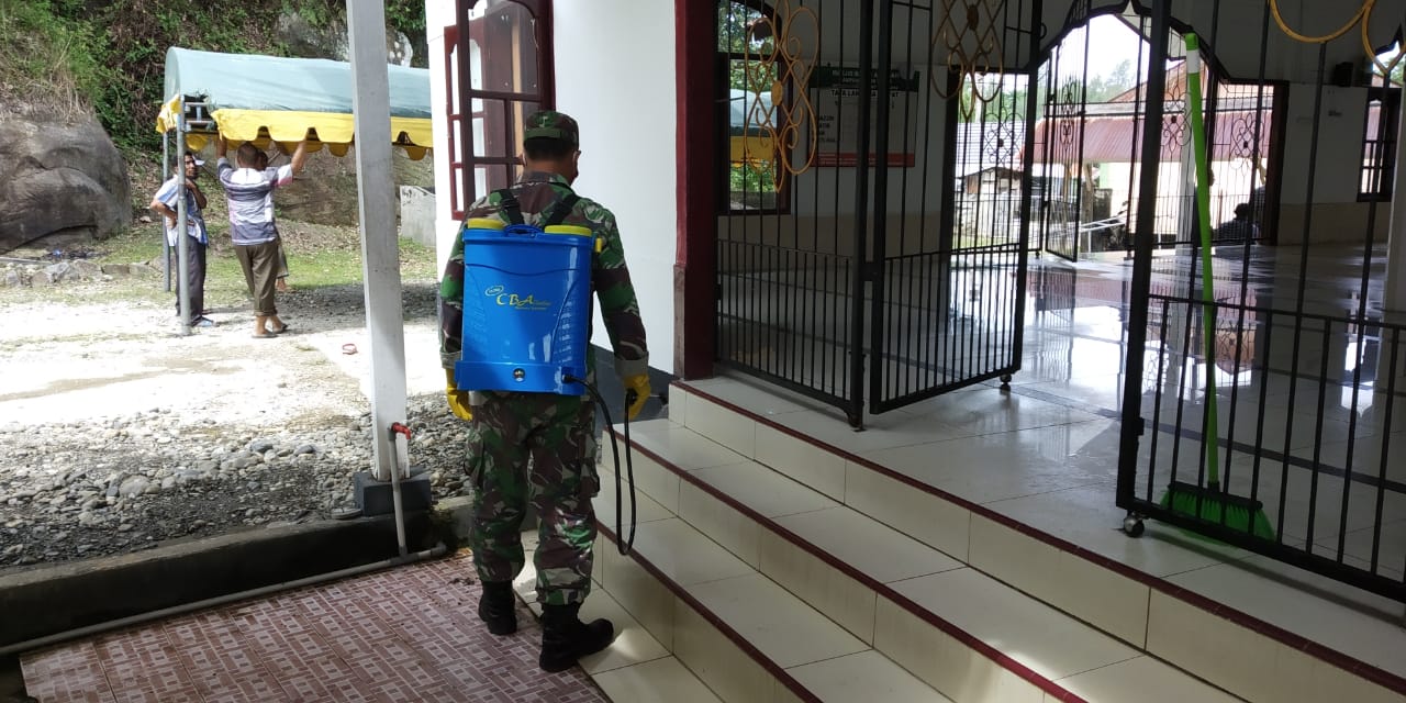 Sambut Bulan Ramadhan, Koramil dan Muspika Sampoiniet Lakukan Penyemprotan Disinfektan Pada Mesjid