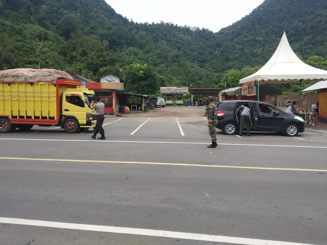 Cegah Penyebaran Covid 19, Prajurit TNI Bantu Periksa Kesehatan Masyarakat di Pos Perbatasan