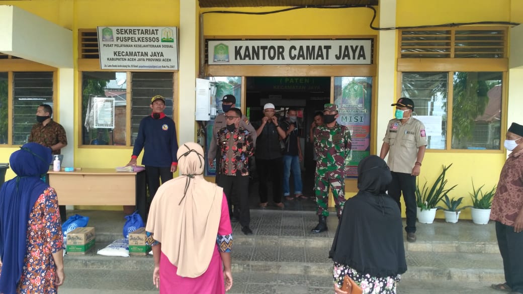 Danramil Lamno Bersama Muspika Bagikan Sembako Bantuan Provinsi Aceh