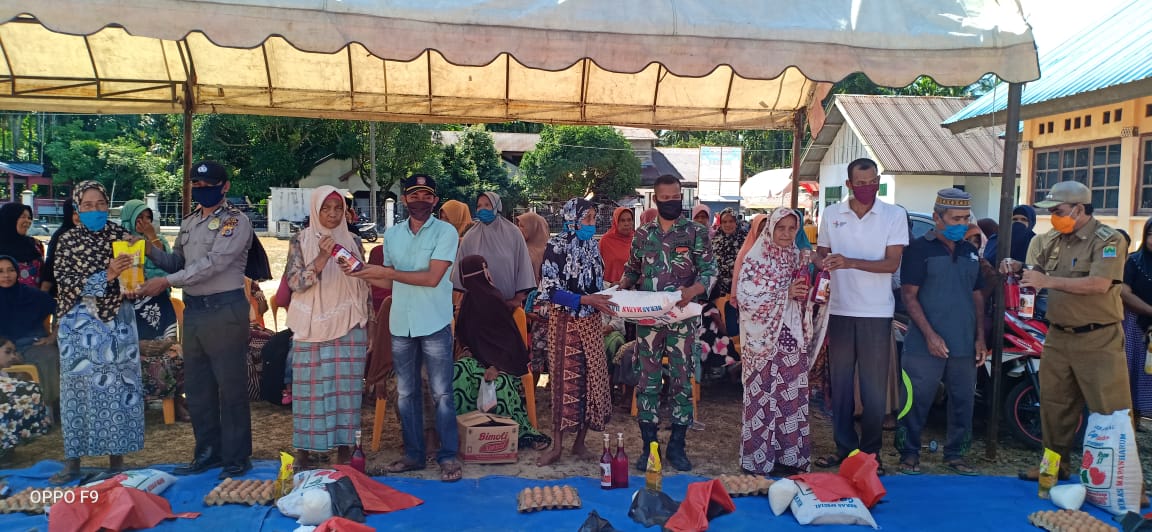 Babinsa Koramil Panga Bantu bagikan Sembako untuk Warga