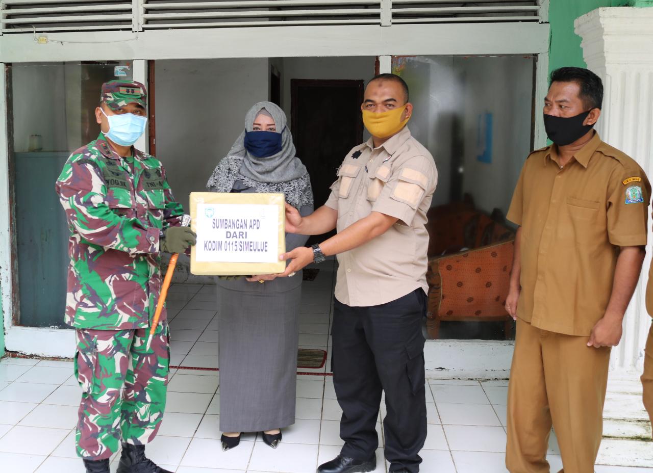 Peduli Penanganan Covid-19, Dandim 0115/Simeulue Berikan APD kepada Dinas Lingkungan Hidup