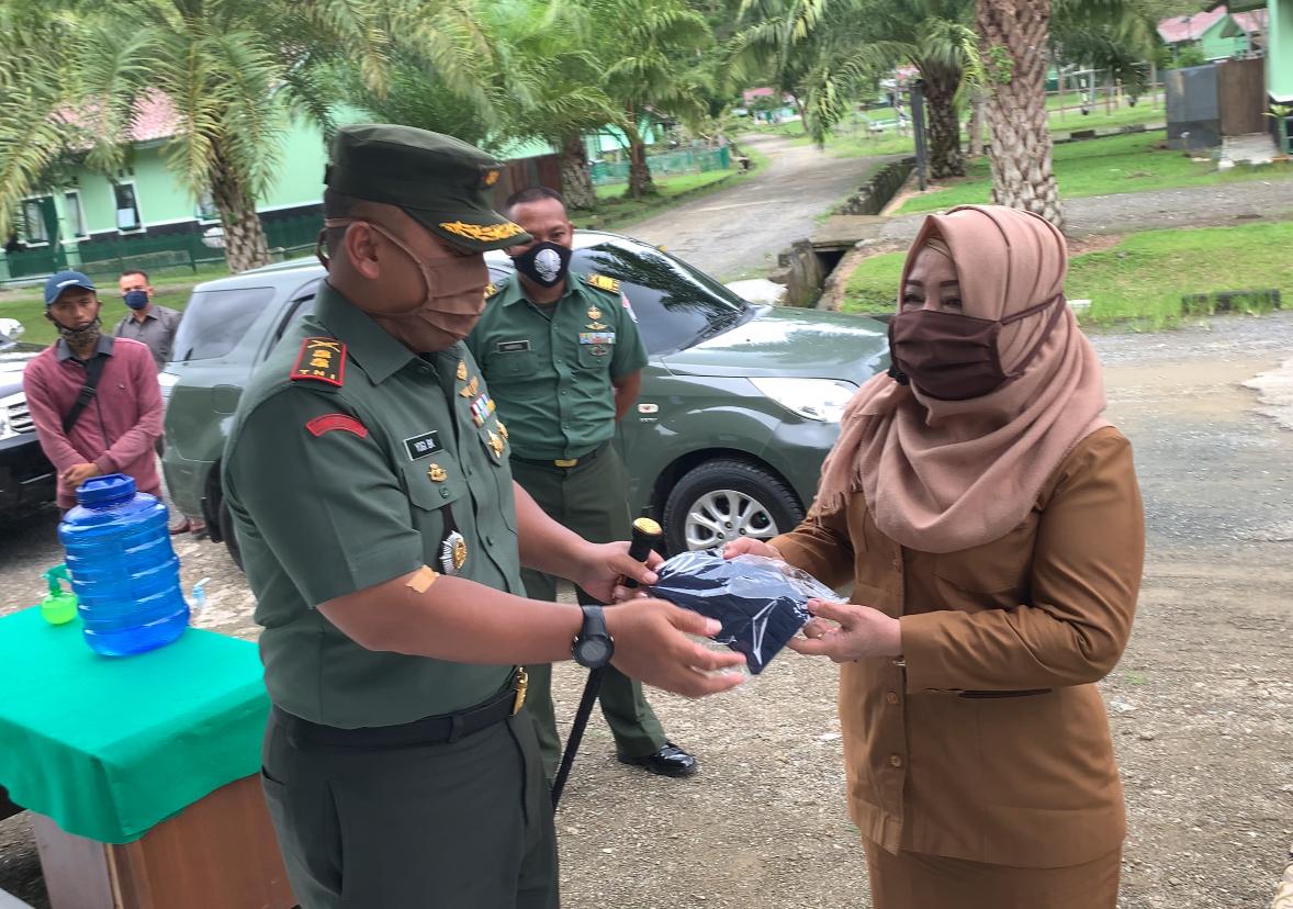 Dandim Kodim 0115/Simeulue bagikan Masker Buatan Persit