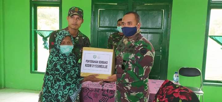 Dandim 0115/Simeulue Bersama Babinsa Koramil Alafan Bagikan Sembako Kepada Warga Sekaligus Pengecekan Pembangunan Rumdis Koramil Alafan
