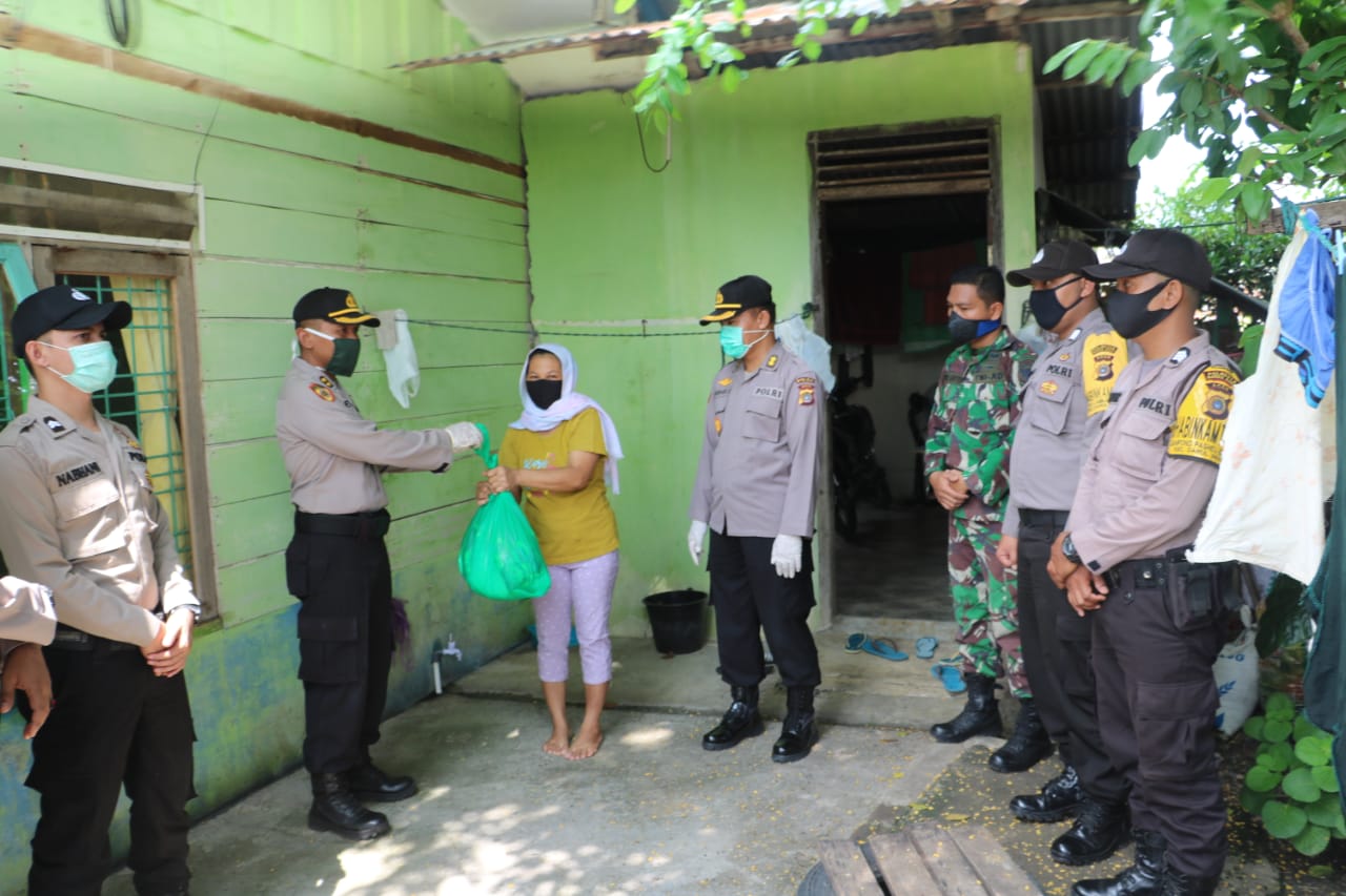 Polda Aceh dan Kodam IM Bagikan Sembako untuk Warakawuri dan Dhuafa