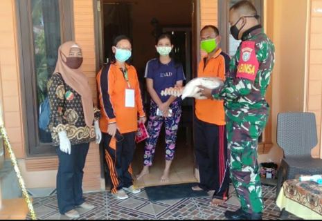 Babinsa Bantu Bides Bagikan Sembako Gratis