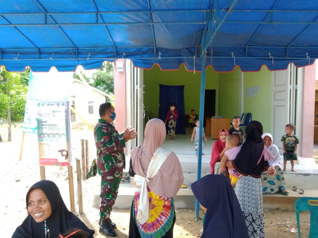 Cegah Penularan Covid – 19, Babinsa Koramil Calang Himbau Warga Jarak dan Pakai Masker