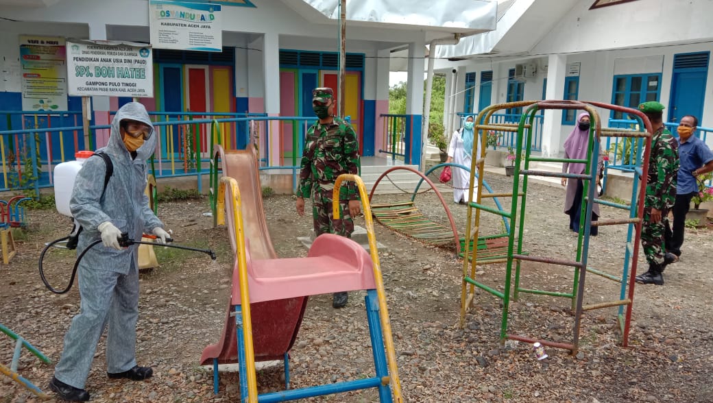 Lindungi  Warga dari Penularan Covid – 19,  Babinsa Bantu Penyemprotan Disinfektan