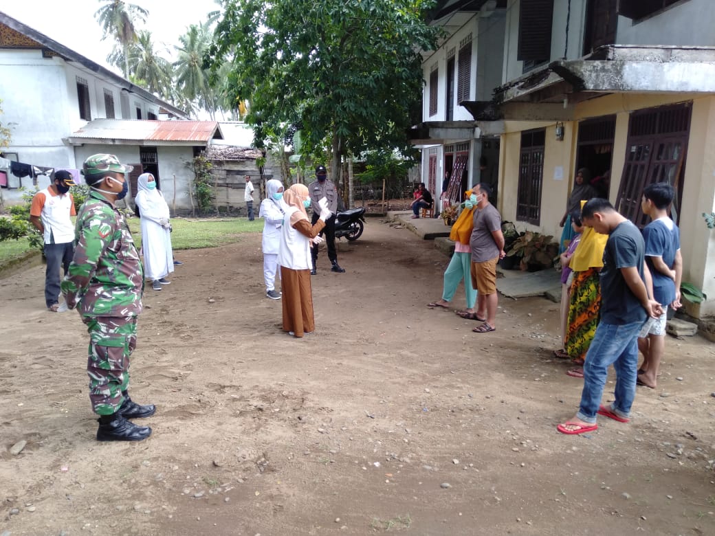 Cegah Penyebaran Covid – 19, Babinsa Koramil Teunom Dampingi Pemeriksaan Kesehatan Warga yang Baru Tiba