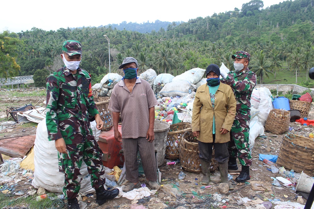 Kodim 0112/Sabang bagikan Sembako dan Masker Kepada Masyarakat