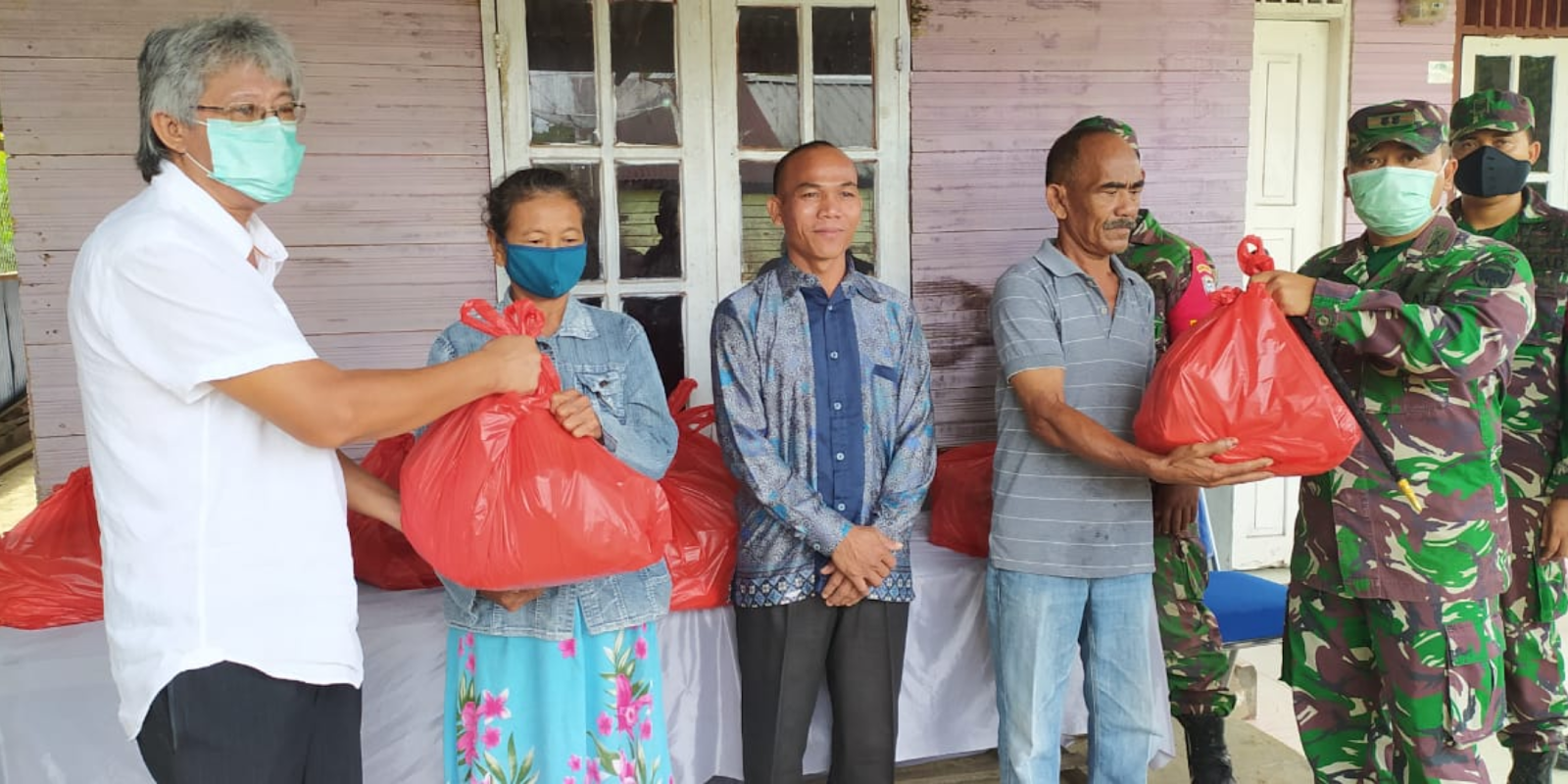 Ditengah Wabah Covid – 19 Dandim 0115/Simeulue Berikan Bantuan Kepada Masyarakat