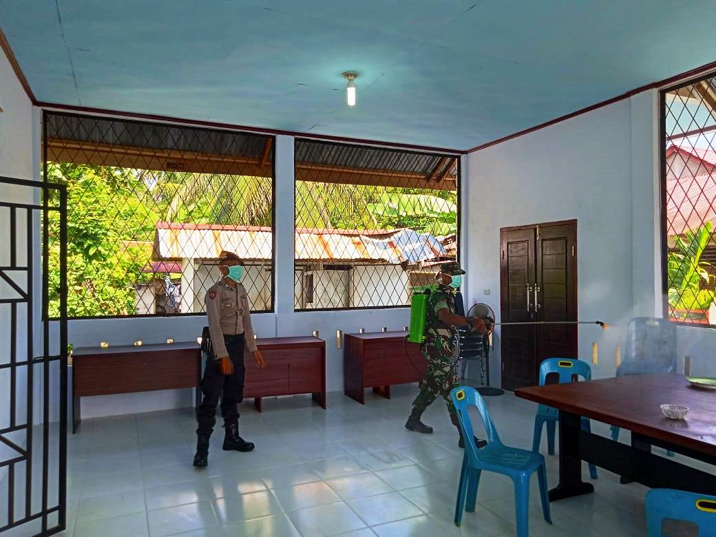 Cegah Corona, Babinsa Desa Cot Pluh Bersama Warga Semprot 200 Liter Cairan Disinfektan