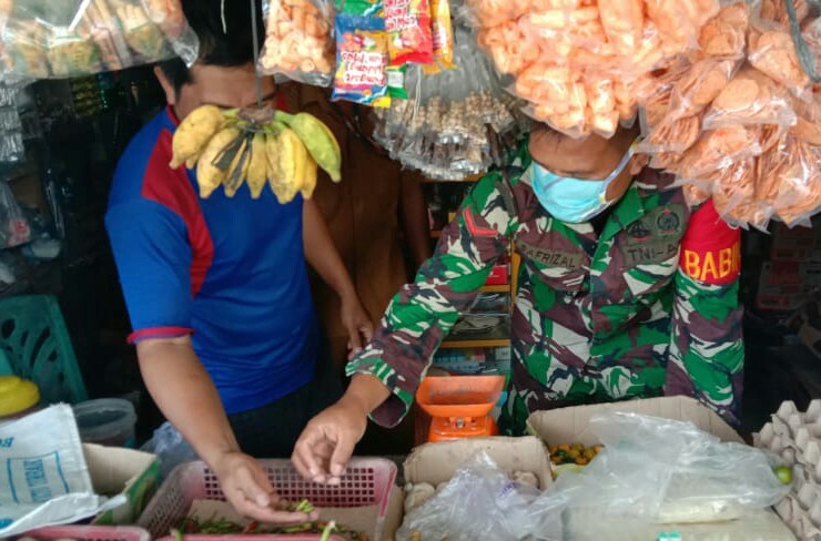 Babinsa Koramil 06/Teluk Dalam Cek Harga Sembako di Pasar