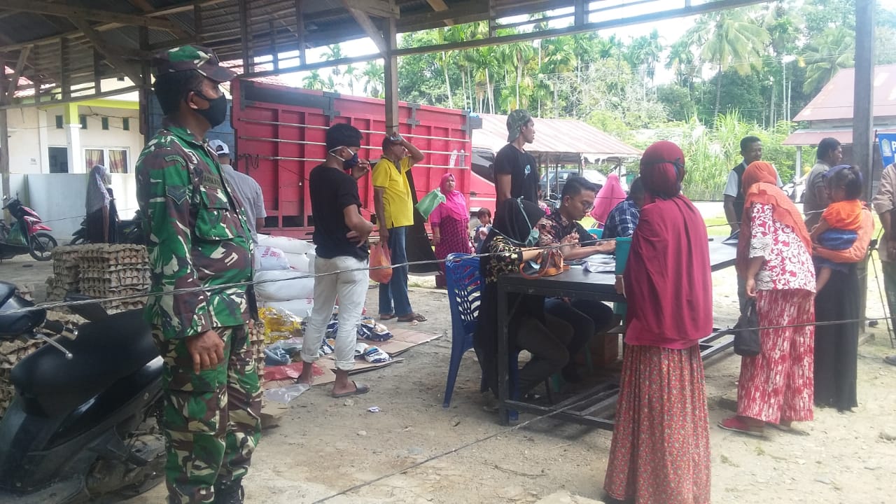 Babinsa Posramil Pasie Raya Bantu Pelaksanaan Pasar Murah Perindagkop