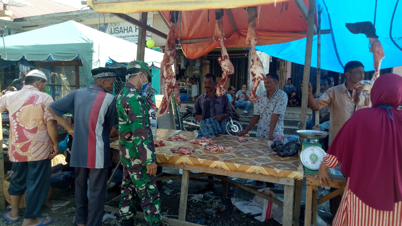 Tradisi Meugang, Babinsa Kodim Aceh Jaya Pantau Harga Daging