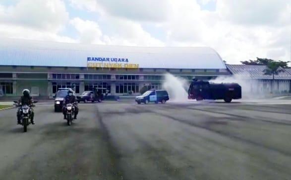 Cegah Covid-19, Kodim Nagan Raya Bersama Forkopimda Semprot Desinfektan Bandara Cut Nyak Dhien