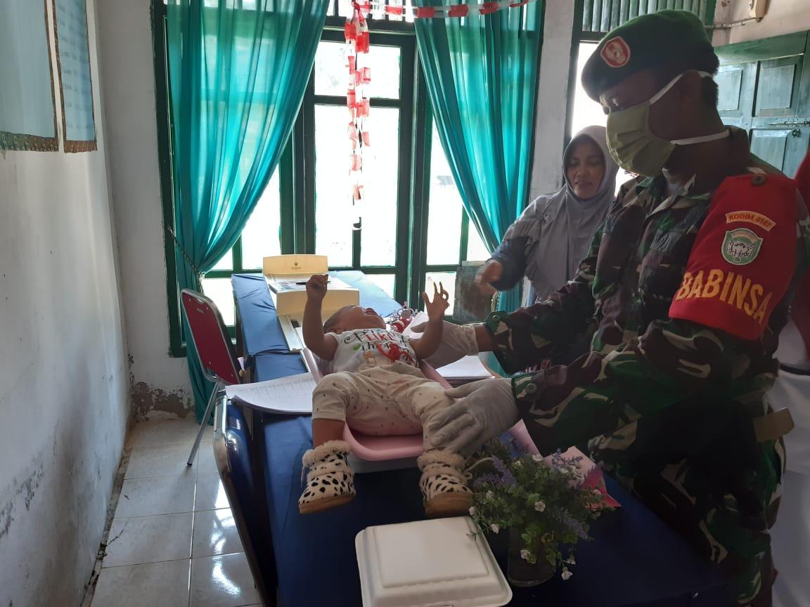 Babinsa Koramil 08/Bakongan Dampingi Petugas Kesehatan Berikan Pelayanan Posyandu di Desa Drien Bakongan