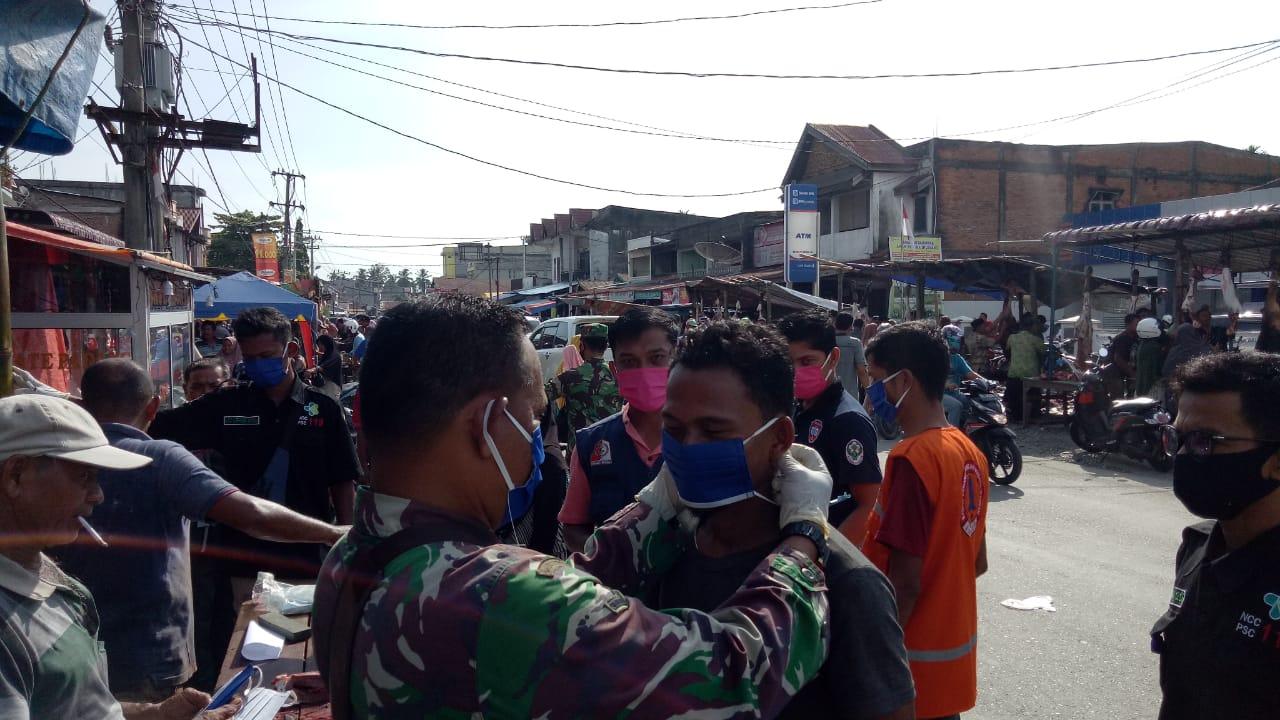 Gugus Tugas Covid19 Nagan Raya Bersama TNI Bagikan Masker Kepada Masyarakat 