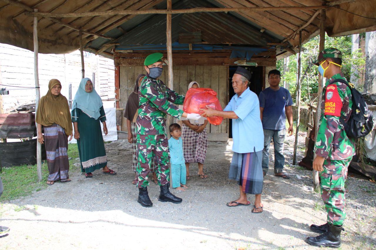 Danyonif 116/GS Dan Ketua Persit Kck Cabang Xxxv Yonif 116 Memberi Bantuan Sembako Dan Masker