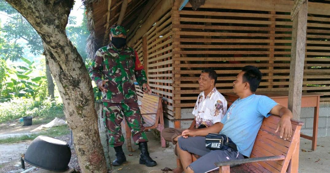 Cegah Penyebaran Covid-19, Babinsa Ingatkan Warga Desa Binaannya Memakai Masker Jika Berada di Luar Rumah