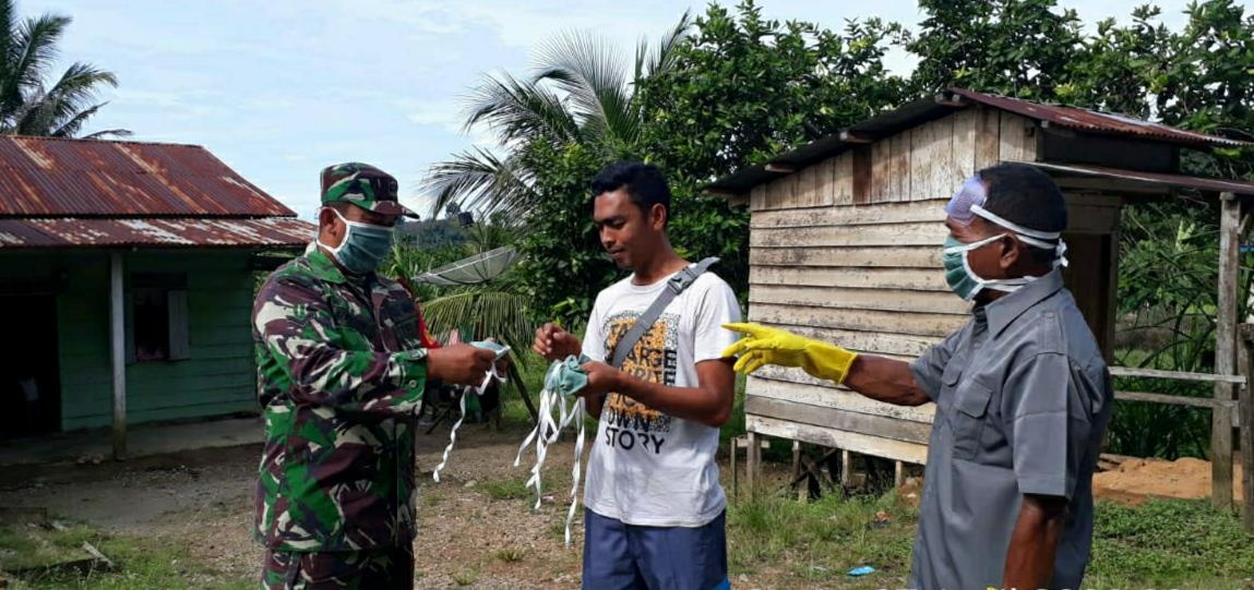 Putuskan Mata Rantai Covid-19,Babinsa Dan Stakeholder Desa Kampung Tengah Trumon Bagikan Masker dan Semprotkan Disinfektan