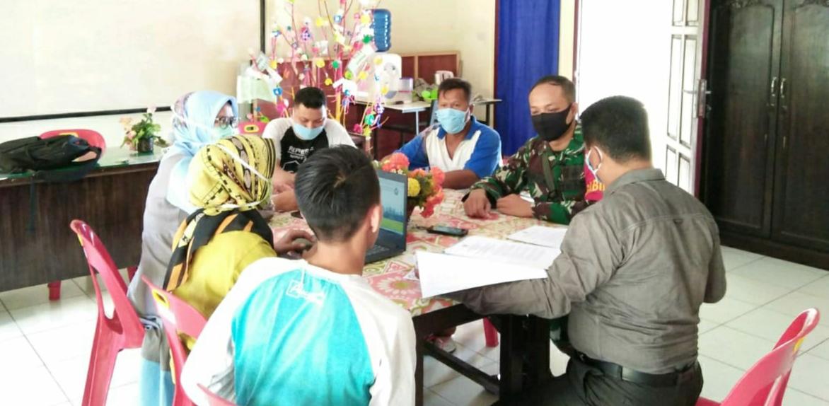 Babinsa Koramil 01/Tapaktuan Komsos Dengan Perangkat Desa