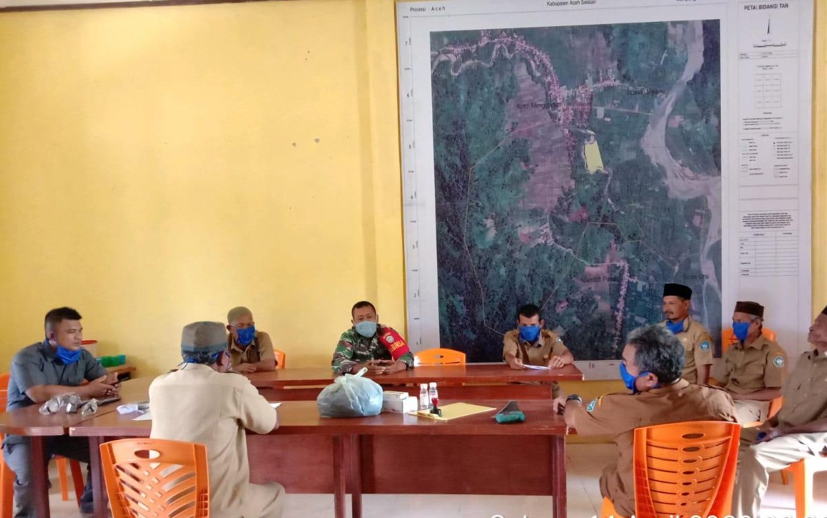 Babinsa Posramil 11/Kluet Tengah Ajak Perangkat Desa Malaka Lawan Corona 