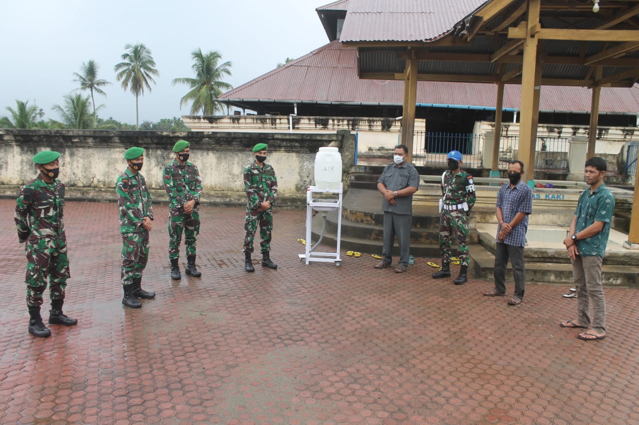 Yonzipur 16/DA Beri Bantuan Wastafel untuk Gampong Pasar Indrapuri