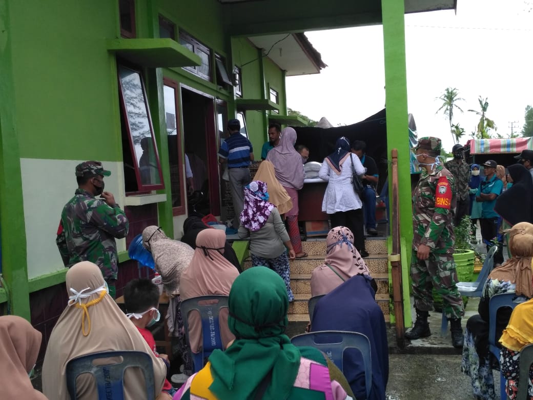 Personel Posramil 07/Teupah Barat Melakukan Pengawasan Dan Pengamanan Di Pasar Murah