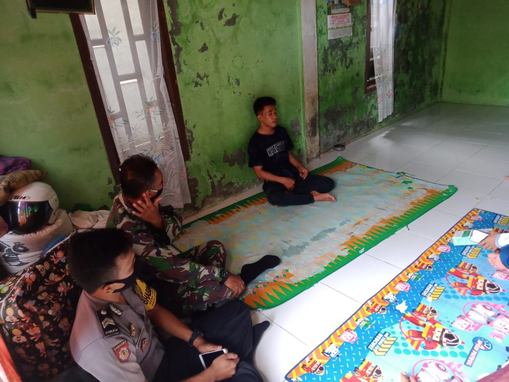 Babinsa Calang Bersama Aparat Desa  Temui  Warga Baru Tiba, Tanyakan Riwayat Perjalanan