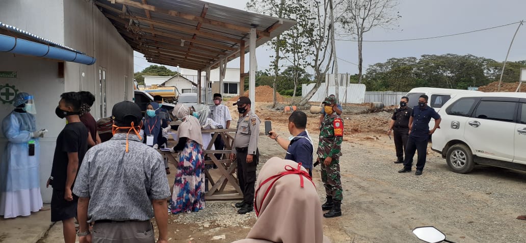 Babinsa Dan Bhabinkamtibmas Meureubo Dampingi Tim Kesehatan Periksa Warga Datang Dari Sumatera Utara