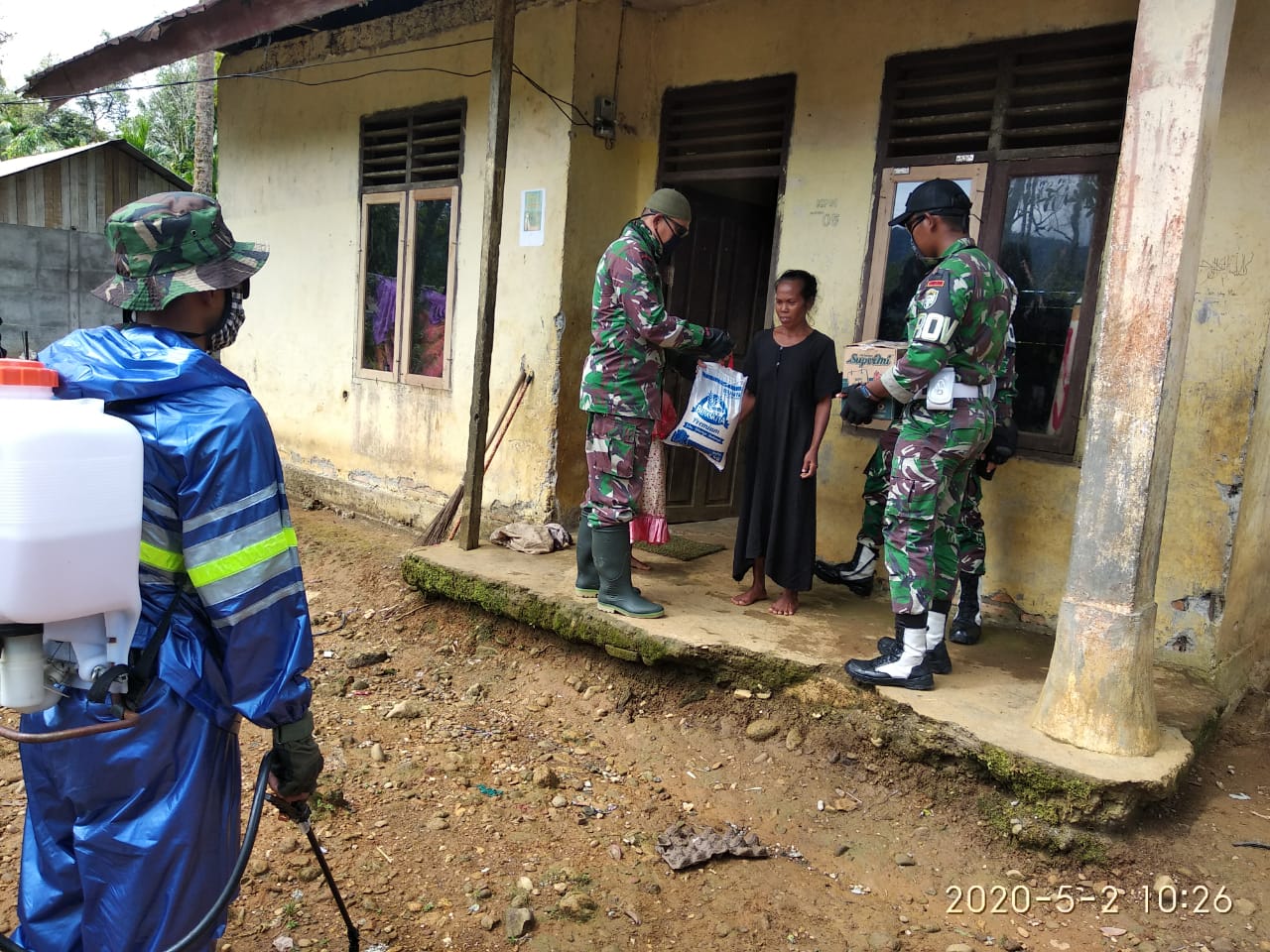 Peduli Covid-19 Dankipan B Bagikan Sembako Kepada Warga Daerah Terpencil