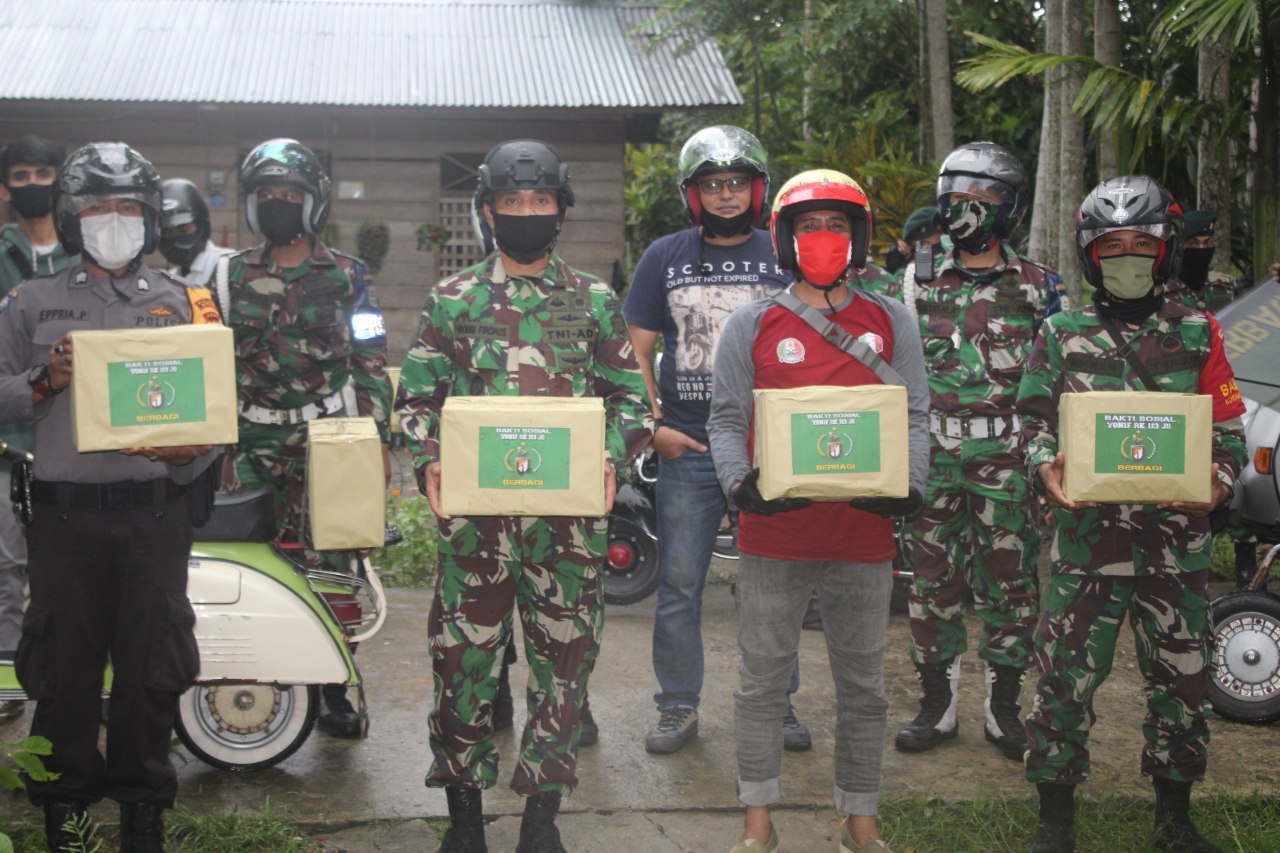 TNI dan Polri Bersama Komunitas Vespa Bireuen Bantu Masyarakat Kurang Mampu