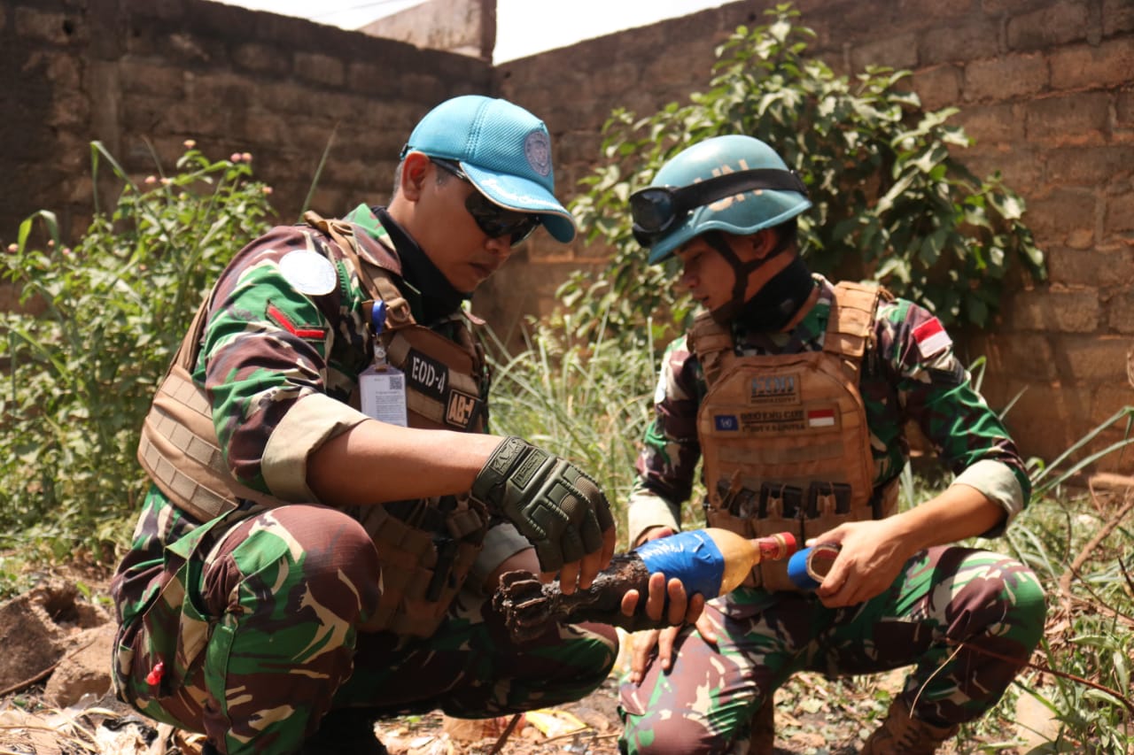 Lagi, Masyarakat Afrika Tengah Serahkan Mortir Kepada Satgas Kizi TNI