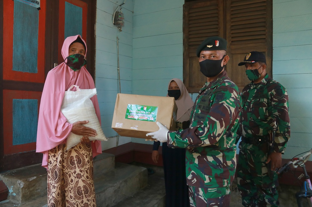 Peduli Covid-19, Yonif Raider 112/Dj Bagikan Sembako Kepada Warga