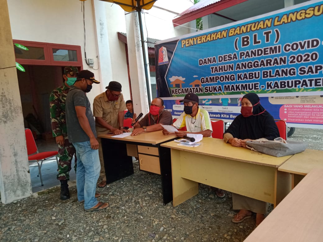 Jajaran Babinsa Kodim 0116/Nara Dampingi Penyerahan BLT