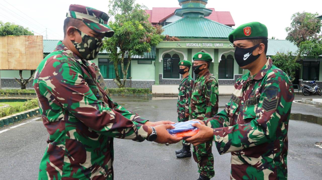 Dandim Aceh Barat Bagikan Bingkisan Lebaran Kapada Parajurit dan PNS