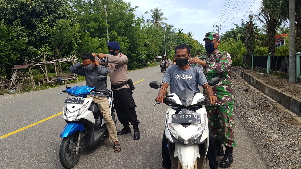 Babinsa dan Brimob Bagikan Masker  Bagi  Pengguna Jalan