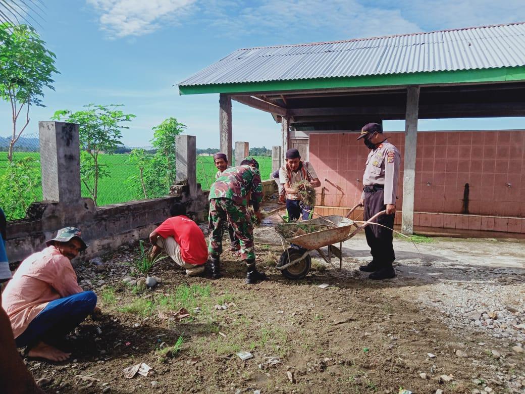 Pupuk Kebersamaan Dan Peduli Lingkungan, Babinsa Dan Masyarakat Laksanakan Karya Bakti