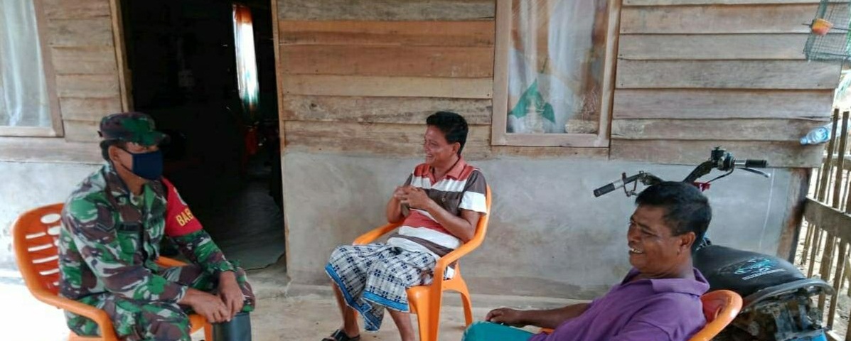 Komsos Dengan Warga di Desa Binaan, Babinsa 08/Bakongan Sampaikan Pentingnya Social Distancing